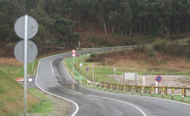 Obras de colocación de barrera mixta madera metal en CA-236